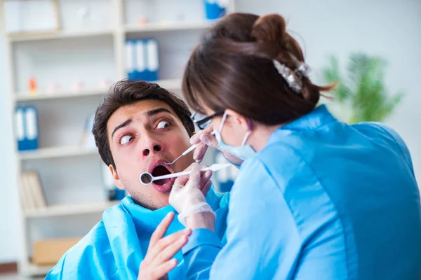 Patient peur du dentiste lors de la visite chez le médecin — Photo