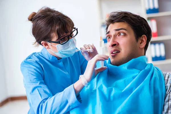 Patiënt bang voor tandarts tijdens doktersbezoek — Stockfoto