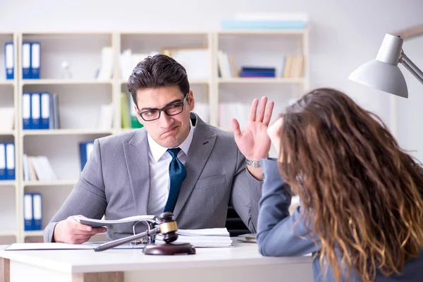 Abogado discutiendo caso legal con cliente — Foto de Stock