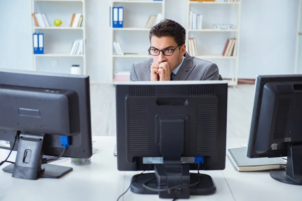 Empresario sentado frente a muchas pantallas — Foto de Stock