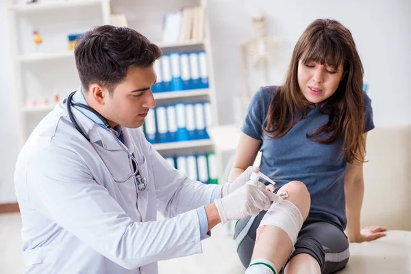 Médico visitante del paciente después de sufrir lesiones deportivas — Foto de Stock