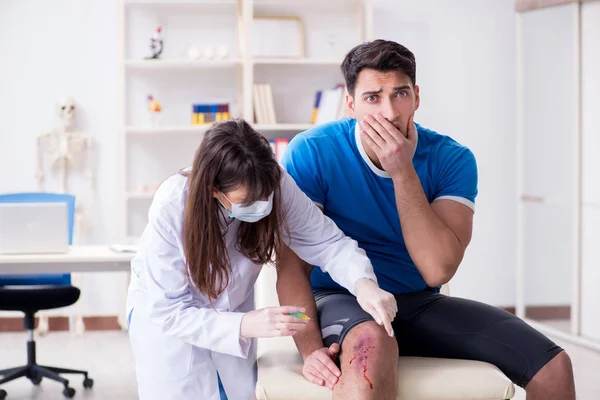 Patient visiting doctor after sustaining sports injury — Stock Photo, Image