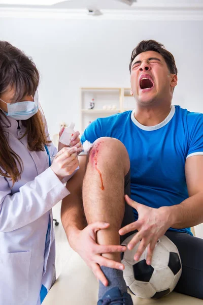 Fußballer Nach Verletzung Zum Arzt — Stockfoto