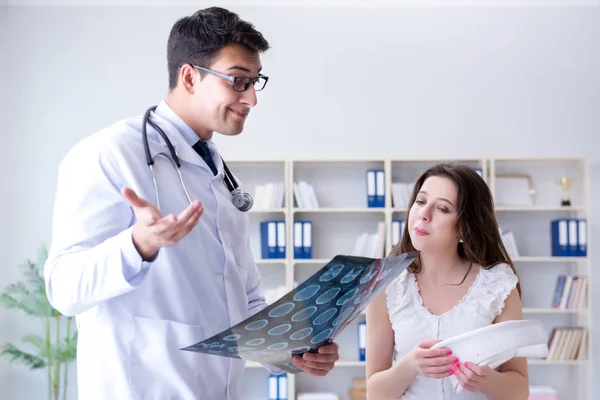 Woman with neck injury visiting doctor for check-up — Stock Photo, Image