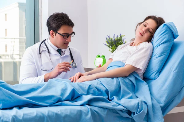 Médico haciendo inyección médica en la habitación del hospital —  Fotos de Stock