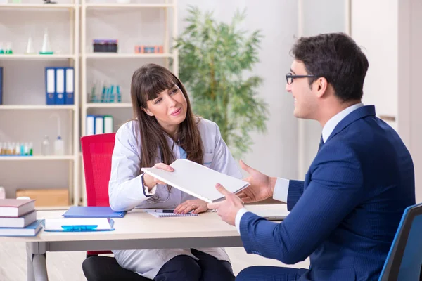 Sağlık sigortası sözleşmesi imzalayan adam