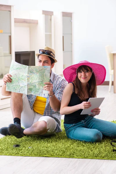 Jovem par planejando sua viagem de acampamento lua de mel — Fotografia de Stock