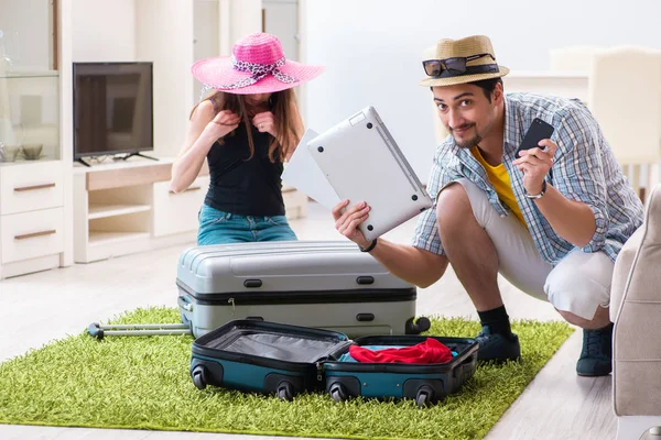 Embalagem jovem par para viagens de férias de verão — Fotografia de Stock