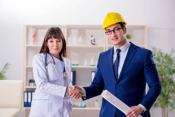 Medico discutere nuovo piano ospedaliero con l'architetto — Foto Stock