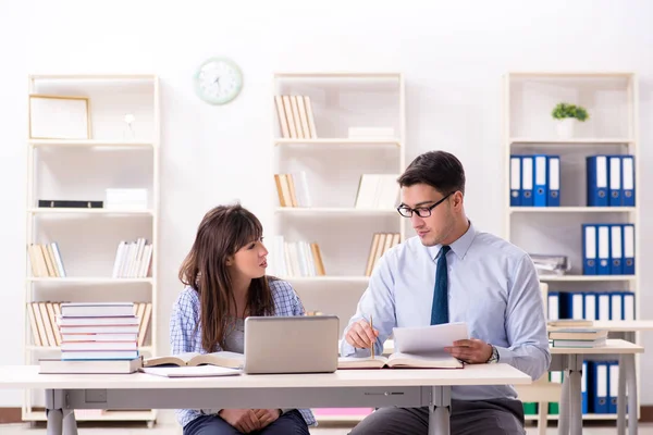 Profesora masculina dando clase a alumna — Foto de Stock