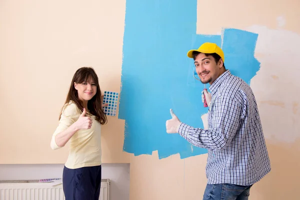 Husband and wife doing renovation at home — Stock Photo, Image