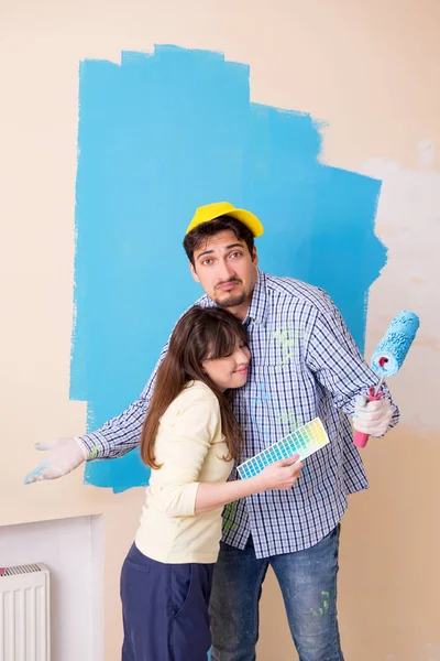 Marido e esposa fazendo renovação em casa — Fotografia de Stock