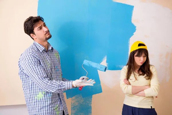 Husband and wife doing renovation at home — Stock Photo, Image