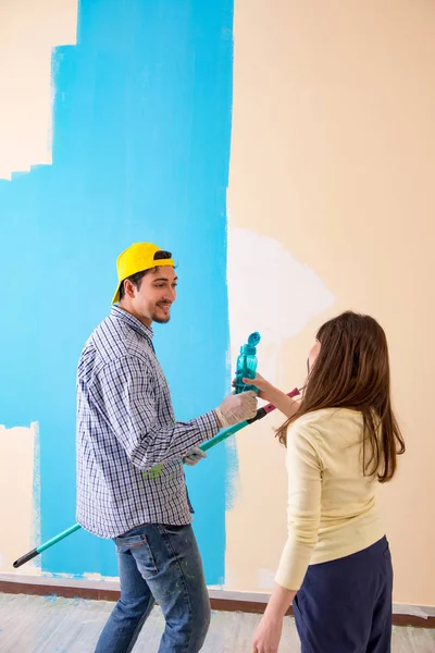 Husband and wife doing renovation at home — Stock Photo, Image