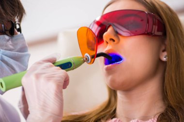 Düzenli kontrol ve dolum için dişçiye giden hasta