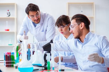 Laboratuvarda çalışan kimyagerler.