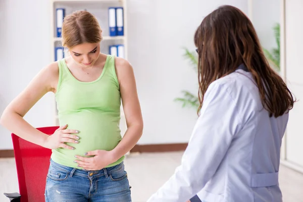 Zwangere vrouw op bezoek bij arts voor regelmatige controle — Stockfoto