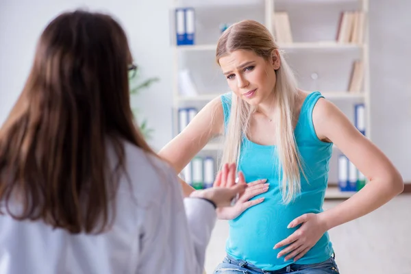 Zwangere vrouw bij regelmatige zwangerschapscontrole — Stockfoto