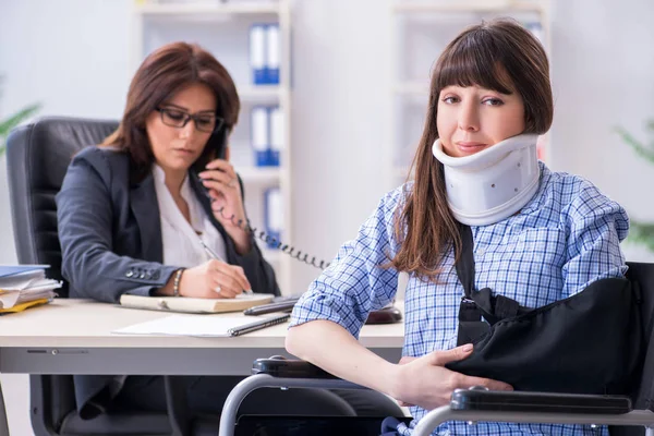 Injured employee visiting lawyer for advice on insurance — Stock Photo, Image