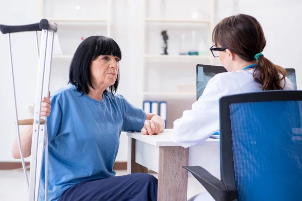 Dokter onderzoeken van oude volwassen vrouw na incident — Stockfoto