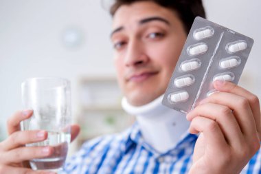 Genç adam evinde boyundan yaralanmış.