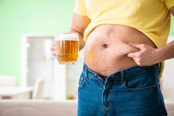 Hombre gordo obeso sosteniendo cerveza en concepto de dieta — Foto de Stock