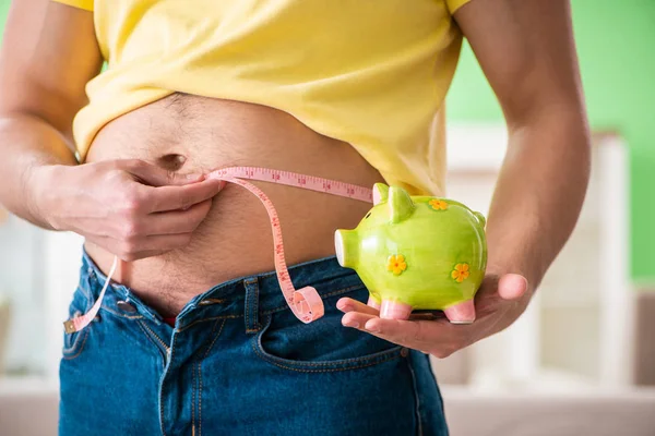 Hombre midiendo grasa corporal con cinta métrica en concepto de dieta — Foto de Stock