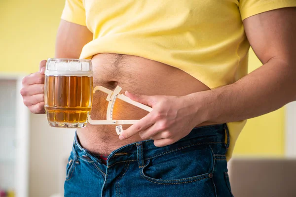 Hombre gordo obeso sosteniendo cerveza en concepto de dieta — Foto de Stock