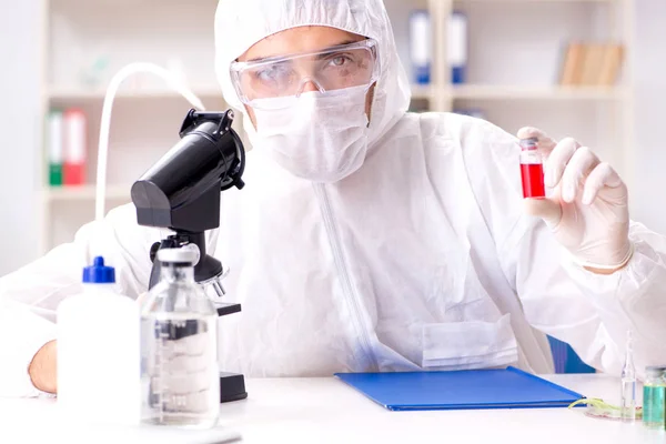 Bioteknologisk forsker kjemiker som jobber i laboratoriet – stockfoto