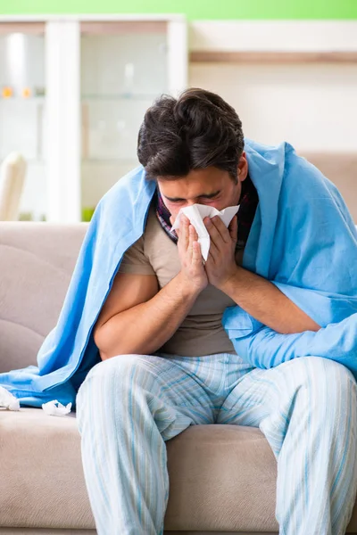 Jovem doente que sofre de gripe em casa — Fotografia de Stock