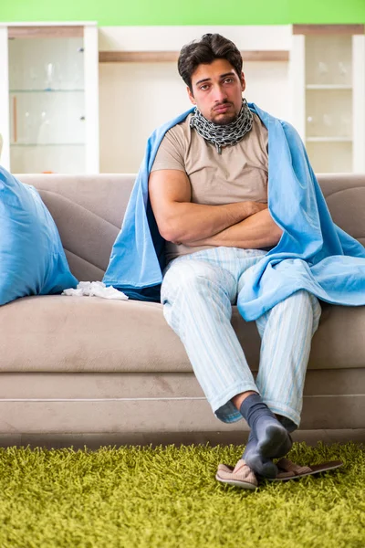 家でインフルエンザで苦しんでいる病気の若い男 — ストック写真
