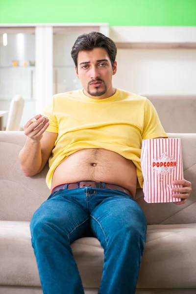 Joven hombre gordo en el concepto de dieta — Foto de Stock