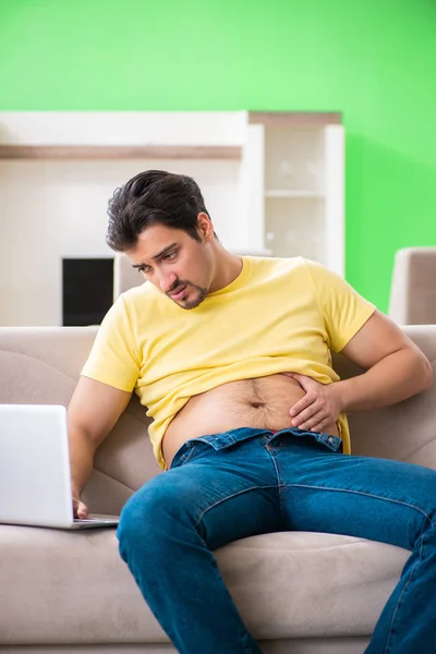 Hombre buscando información en Internet en concepto de dieta — Foto de Stock