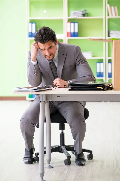 Empresário cansado infeliz sentado no escritório — Fotografia de Stock