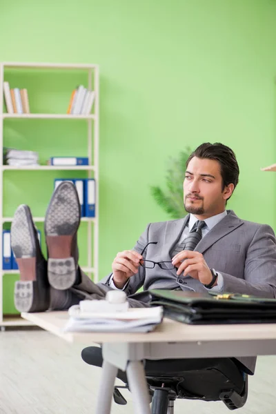 Empresário cansado infeliz sentado no escritório — Fotografia de Stock