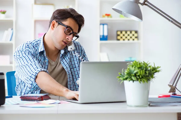 Jovem funcionário trabalhando no laptop no escritório — Fotografia de Stock