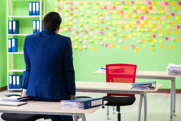 Zakenman met veel tegenstrijdige prioriteiten — Stockfoto