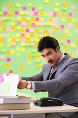 Çelişkili öncelikleri olan bir iş adamı   