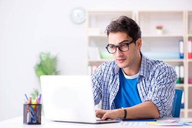 Genç tasarımcı yeni proje üzerinde çalışıyor ve renkleri seçiyor