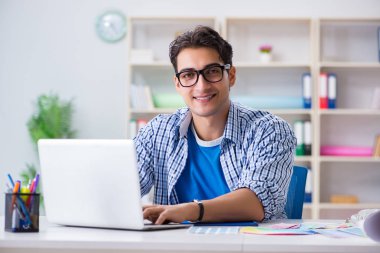 Genç tasarımcı yeni proje üzerinde çalışıyor ve renkleri seçiyor