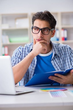 Genç tasarımcı yeni proje üzerinde çalışıyor ve renkleri seçiyor