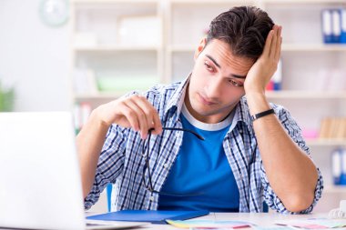 Genç tasarımcı yeni proje üzerinde çalışıyor ve renkleri seçiyor