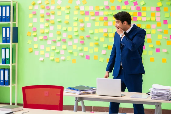 Geschäftsmann mit vielen widersprüchlichen Prioritäten — Stockfoto