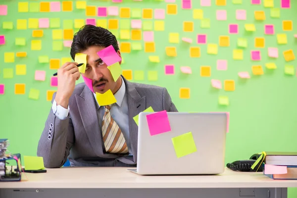 Geschäftsmann mit vielen widersprüchlichen Prioritäten — Stockfoto