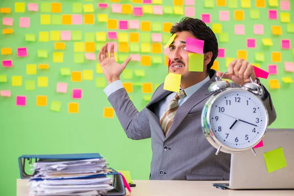 Empresario con muchas prioridades conflictivas en la gestión del tiempo — Foto de Stock