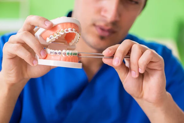 Homem dentista trabalhando no implante de dentes novos — Fotografia de Stock