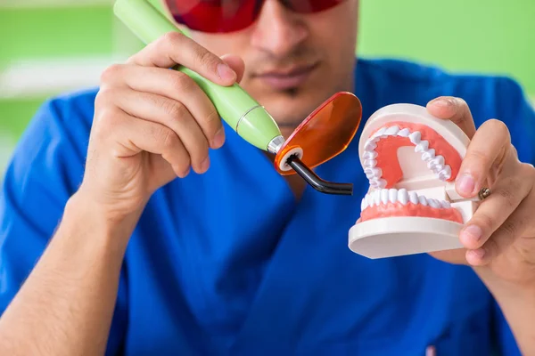 Medico dentista che lavora in clinica — Foto Stock