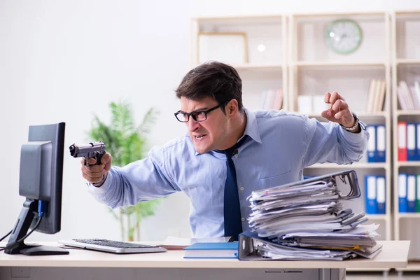 Стрессовый бизнесмен работает в офисе — стоковое фото
