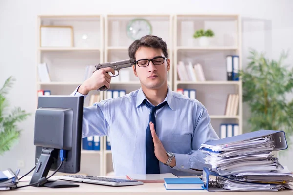 Стресовий бізнесмен працює в офісі — стокове фото