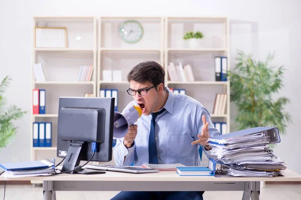 Uomo d'affari stressante che lavora in ufficio — Foto Stock